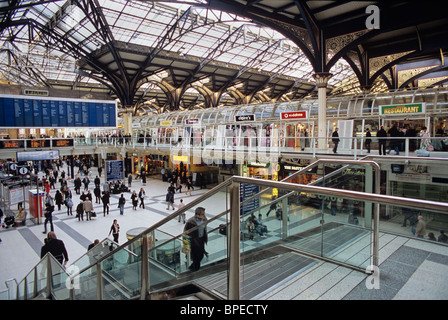 Regno Unito, Inghilterra, Londra Liverpool Street Stazione ferroviaria per il British Rail e la metropolitana di Londra, sala principale con lucernari Foto Stock