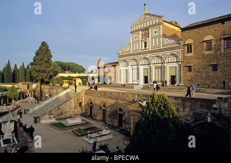 L'Italia, Toscana, Firenze, San Miniatio al Monte chiesa, terrazza, scala, cimitero, persone tardo pomeriggio Foto Stock