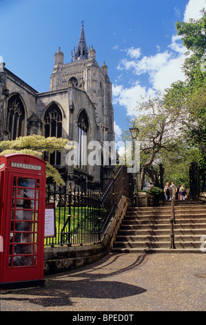Regno Unito, Inghilterra, Norfolk, Norwich, area di mercato, San Peter Mancroft Chiesa, telefono rosso scatola, scale e pedonale Foto Stock