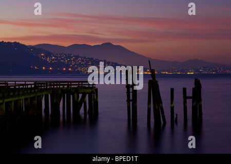 Stati Uniti, California, San Francisco, pier e pilings a Fort Mason, la baia di San Francisco, città di Sausalito e Mt. In Tamalpais Marin Foto Stock