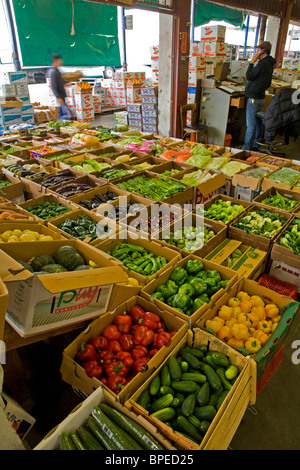 Stati Uniti, California, contea di Alameda di Oakland, commercio all'ingrosso mercato ortofrutticolo vicino a Jack London Square, verdure campione visualizzato nella casella Foto Stock