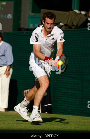 Andy Murray (GBR) giocando al 2010 campionati di Wimbledon Foto Stock