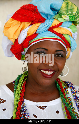 Ritratto di una donna bahiana in abito tradizionale presso il quartiere Pelourinho, Salvador, Bahia, Brasile. Foto Stock