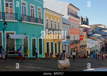 Strade acciottolate e architettura coloniale Largo de Pelourinho, Salvador, Bahia, Brasile. Foto Stock