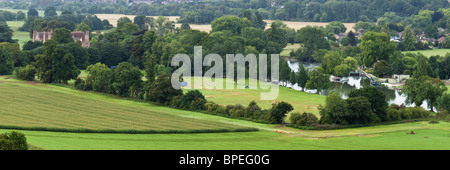 Affacciato sul fiume Tamigi dalle Chiltern Hills in estate, Oxfordshire, Regno Unito Foto Stock