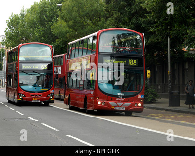 Londra Inghilterra Southwark autobus alla fermata di Elephant e Castle Foto Stock