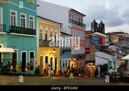 Strade acciottolate e architettura coloniale Largo de Pelourinho, Salvador, Bahia, Brasile. Foto Stock