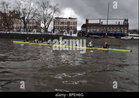 Aprile 2 ,2010 . Università di Cambridge sessione di formazione Tideaway durante la settimana. La 156Xchanging University Boat Race. Foto Stock