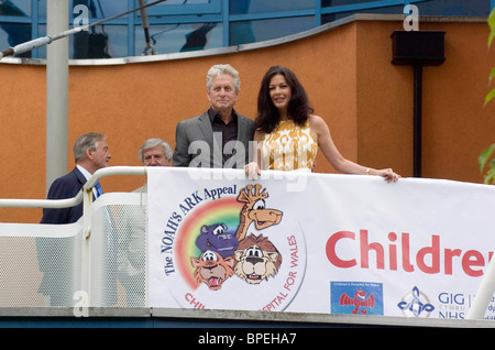 Catherine Zeta Jones e Michael Douglas sul balcone sopra l'ingresso principale di ospedale per bambini per il Galles, Cardiff. Foto Stock