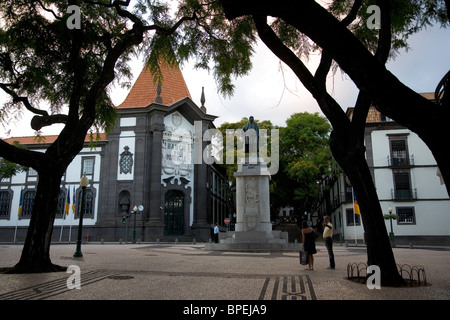 Statua di João Gonçalves Zarco e Banco de Portugal - Funchal - Madeira Foto Stock