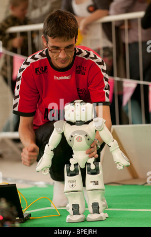 Robot NAO giocando a calcio nella scienza padiglione presso l'Eisteddfod nazionale del Galles, Ebbw Vale 2010 Foto Stock