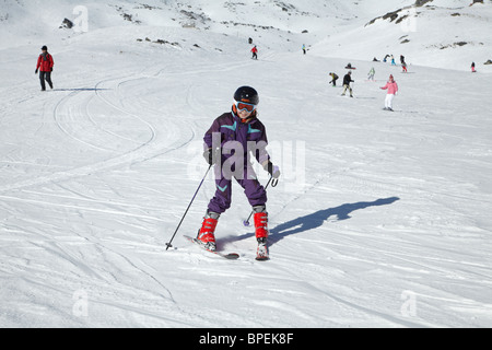 Bambino imparare a sciare a Remarkables Ski Area, Queenstown, Isola del Sud, Nuova Zelanda Foto Stock