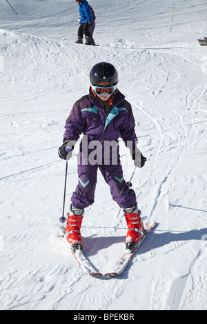 Bambino imparare a sciare a Remarkables Ski Area, Queenstown, Isola del Sud, Nuova Zelanda Foto Stock