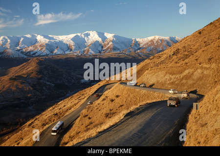 Strada a zig zag per il Remarkables Ski Campo e Crown Range, Queenstown, Isola del Sud, Nuova Zelanda Foto Stock