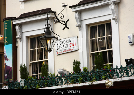 Edificio in Victoria Street che mostra il cartello stradale, Westminster, London, SW1. Foto Stock