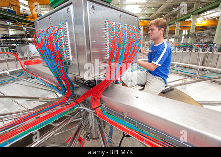 KRONES AG: produzione di impianti di imbottigliamento nella fabbrica di Neutraubling (Germania Foto Stock