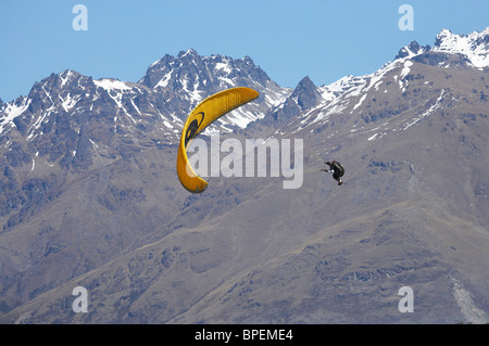 Parapendio sulle montagne vicino a Queenstown, Isola del Sud, Nuova Zelanda Foto Stock