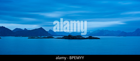 Vista da Stamsund, Vestvagoy, verso Austvagoya, isole Lofoten in Norvegia Foto Stock