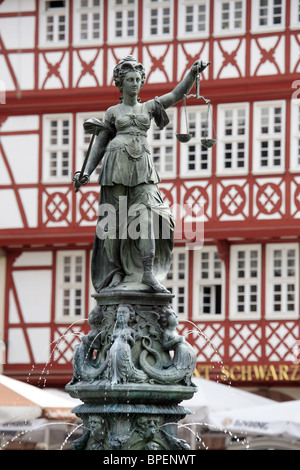 Signora giustizia statua, Römerberg, Francoforte, Hessen, Germania. Foto Stock