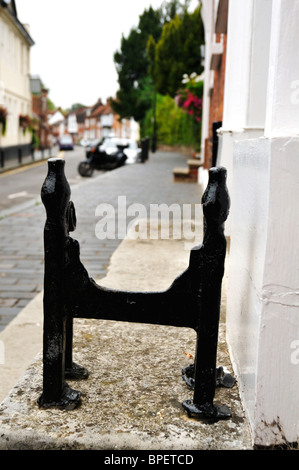 Avvio medievale dei raschiatori della porta anteriore. Fishpool Street, St Albans, UK. Foto Stock