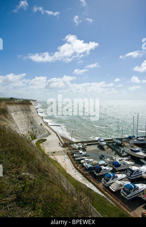 Bianche Scogliere e passeggiata sul lungomare a est di Brighton Marina East Sussex England Foto Stock