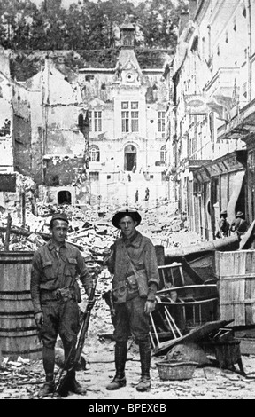 In questa foto del 1918, i soldati americani sono esposti vicino a una barricata in Rue du Pont, Chateau-Thierry, Francia. I tedeschi sono stati guidati dalla città nella prima battaglia della Marna, 1914, e di nuovo nella seconda battaglia della Marna, 1918. Foto Stock