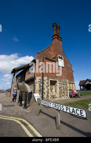 Fascino storico sul mare: Aldeburgh Moot Hall, un edificio in legno del XVI secolo splendidamente conservato, che sorge orgoglioso sulla costa del Suffolk Foto Stock