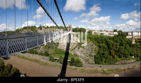 Panorama di Clifton Suspension Bridge spanning Avon Gorge Bristol con observatory hill e il fiume e A4 nella valle Foto Stock
