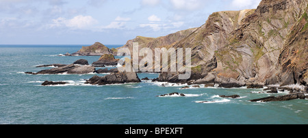 Panorama della costa erosa e le formazioni rocciose a Hartland Quay guardando verso Gull Rock e Hartland Point Devon Foto Stock