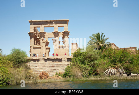 Il Tempio di Philae visto dal lago Foto Stock