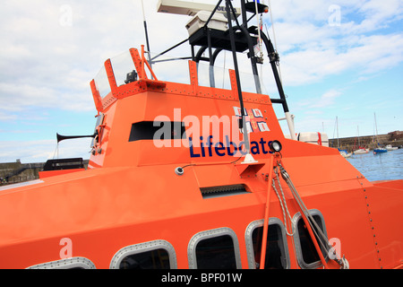 In prossimità di una scialuppa di salvataggio, Dunbar harbor, East Lothian, Scozia Foto Stock