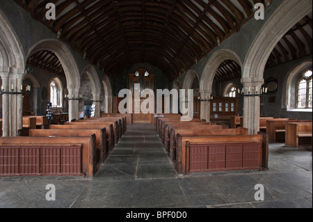 Vista interna della chiesa collegiata di St Endellion Foto Stock