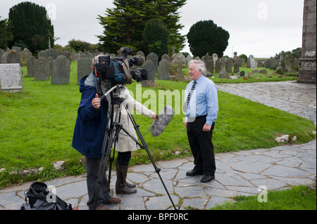 ITV Westcountry troupe intervistando il consigliere locale Brian Gisbourne (con) per quanto riguarda la denominazione di David Camerons figlia Foto Stock