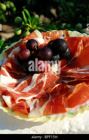 La Croazia. Una piastra di thin-affettato prsut (Dalmazia prosciutto affumicato). Foto Stock