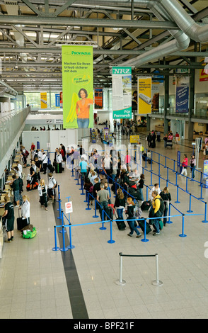 Accodamento di passeggeri nel terminal a Weeze (Niederrhein) aeroporto, Renania settentrionale-Vestfalia (Germania). Foto Stock