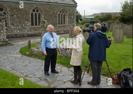 ITV Westcountry troupe intervistando il consigliere locale Brian Gisbourne (con) per quanto riguarda la denominazione di David Camerons figlia Foto Stock