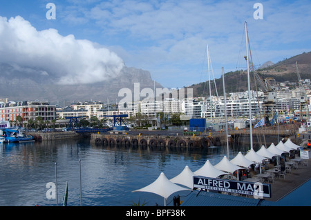 Sud Africa, Cape Town. Victoria & Alfred Waterfront porto, Alfred Mall con Table Mountain in distanza. Foto Stock