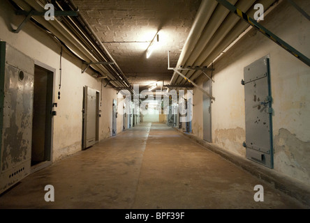 Celle sotterranee in U-boat bunker in segreto di stato di sicurezza o di polizia prigione Stasi Hohenschönhausen a Berlino Germania Foto Stock