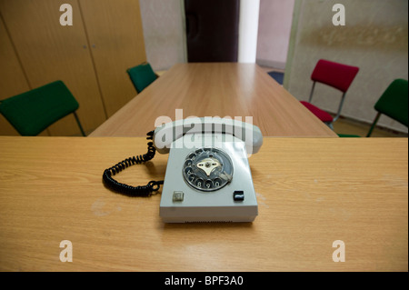 Intervista all'interno della camera della ex Germania orientale segreto di stato di sicurezza o di polizia prigione Stasi Hohenschönhausen a Berlino Germania Foto Stock