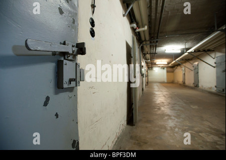 Celle sotterranee in U-boat bunker in segreto di stato di sicurezza o di polizia prigione Stasi Hohenschönhausen a Berlino Germania Foto Stock