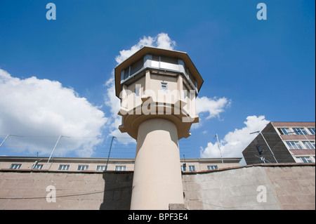 Torre di guardia in corrispondenza della ex Germania orientale segreto di stato di sicurezza o di polizia prigione Stasi Hohenschönhausen a Berlino Germania Foto Stock