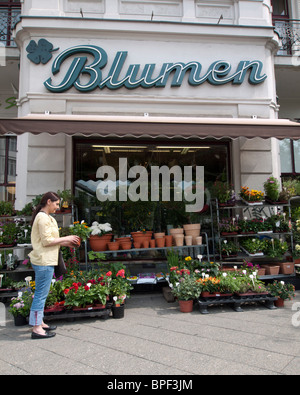 Tradizionale negozio di fiori a Kreuzberg Berlino Germania Foto Stock