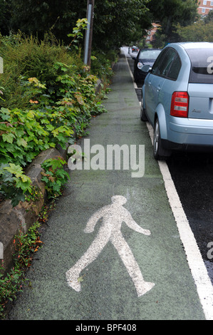 Percorso pedonale segnato con una bianca figura sulla strada BRIGHTON REGNO UNITO Foto Stock
