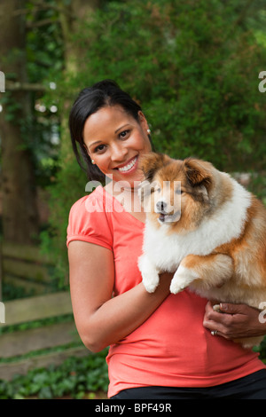 African American donna cane di contenimento Foto Stock