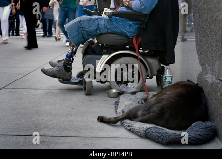 Uomo in sedia a rotelle di accattonaggio in NYC con 2 artificiali gambe protesica Foto Stock