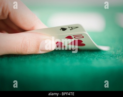 Mano rivelando carte da poker Foto Stock