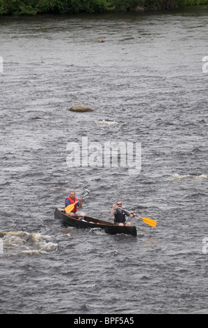 Fiume Spey canoisti voce a valle su acque rotto a Grantown on Spey, regione delle Highlands, Scozia. SCO 6433 Foto Stock