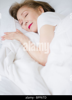 Donna Giapponese dormire nel letto Foto Stock