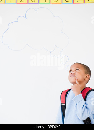 African American Boy a scuola con fumetto pensiero Foto Stock