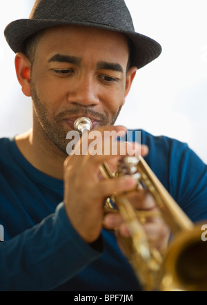 Razza mista uomo suonare la tromba Foto Stock